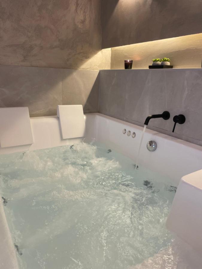 Jacuzzi Suite Ladadika 테살로니키 외부 사진